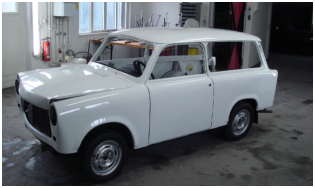 Lackierter weißer Trabant in der Werkstatt