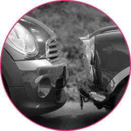Zwei beschädigte Fahrzeugfronten als Beispiel für Unfallschäden