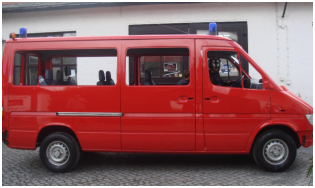 Beschädigtes schwarzes Auto als Beispiel für Lack- und Karosserieschäden
