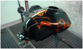 Motorradtank mit Flammendesign an der Spritzpistole