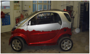 Smartcar mit Grundierung in der Lackierkabine
